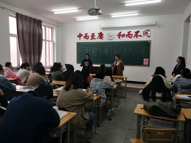 1554358381115492.jpg 王丹老师组织学生辩论.jpg