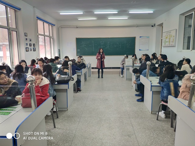 1554358466304837.jpg 夏丹老师在为毕业学生讲解“为什么要养成一个良好的习惯?”.jpg